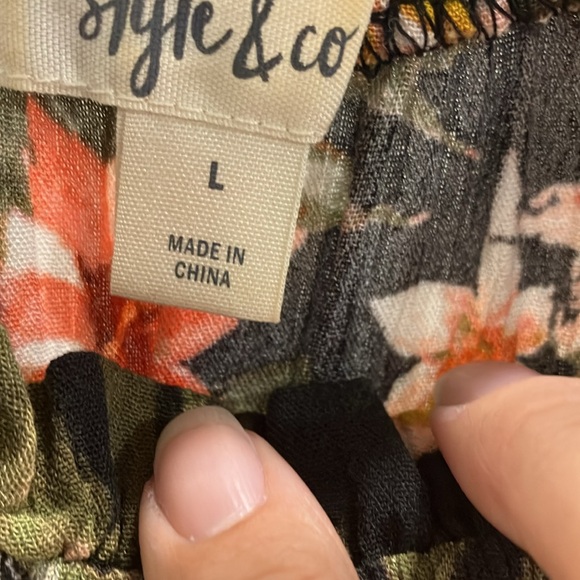 Style & Co. Floral Tank Blouse
Tassel hem Size L - Picture 2 of 8